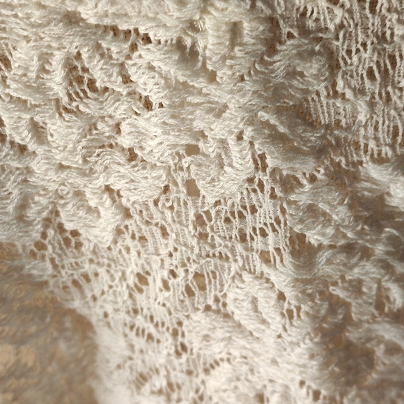 🔴 FREE w/ bundle: Cream Top with Lace Back 🔴 - Picture 4 of 5